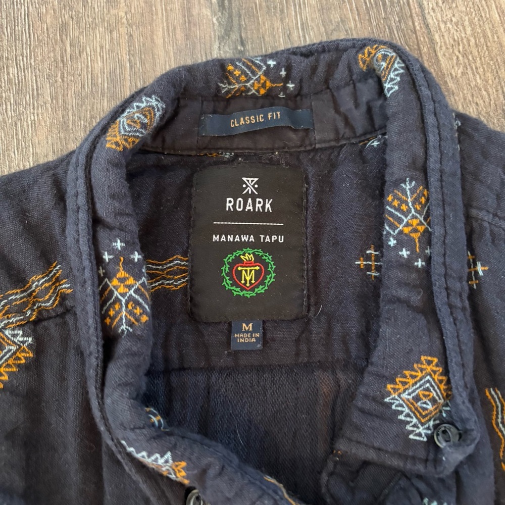 3218 Roark Scholar Manawa Tapu Shirt M Black Short Sleeve Classic Fit Woven - Picture 3 of 6